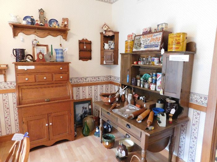 DSCN8505 5352RobinsonSale, potbelly kitchen cabinet, for baking, advertising, corner shelf, majolica, baskets