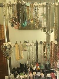 LOTS OF JEWELRY!!