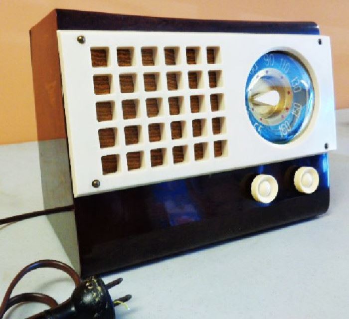Vintage Emerson Radio- Model 520