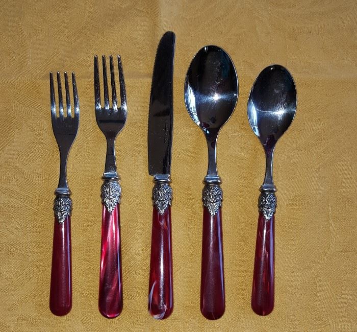Service for 8 flatware with serving spoon fork