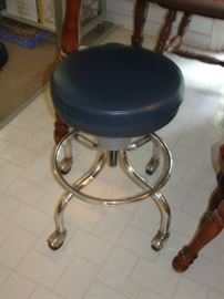 Swivel stool on wheels