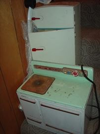 Mid Century Metal Play Stove & Fridge