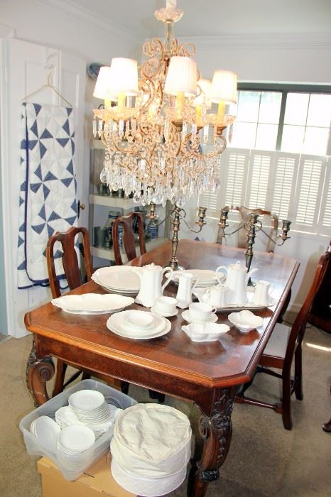 Fabulous Dining Table with 3 Leaves and 6 Chairs