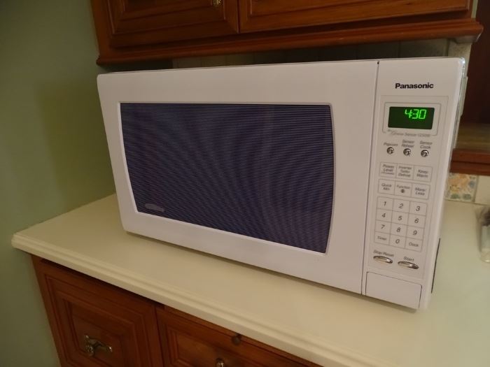 Like-new Panasonic microwave.