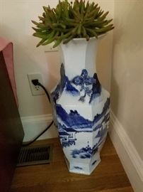 19th  century Chinese porcelain vase 