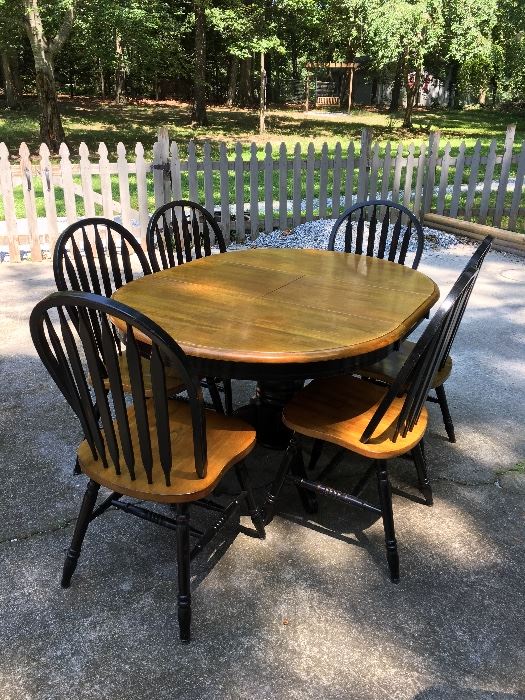 Round/Oval Oak Dining table w/ 6 Chairs