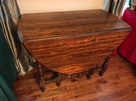 Antique Gateleg DropLeaf Table
