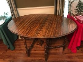 Antique Gateleg DropLeaf Table - Detail