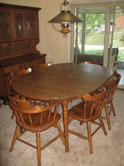 Dining Room Table / 6 chairs & 4 inserts