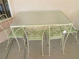 Vintage wrought iron table/4 Chairs