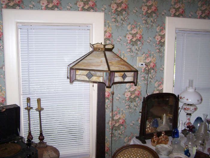 WOODEN FLOOR LAMP WITH LEADED SHADE