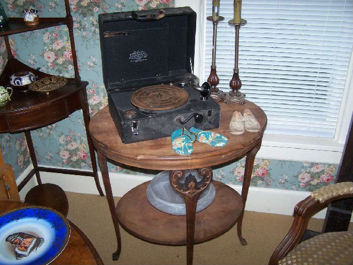 WIND-UP RECORD PLAYER, BABY SHOES & LAMP TABLE