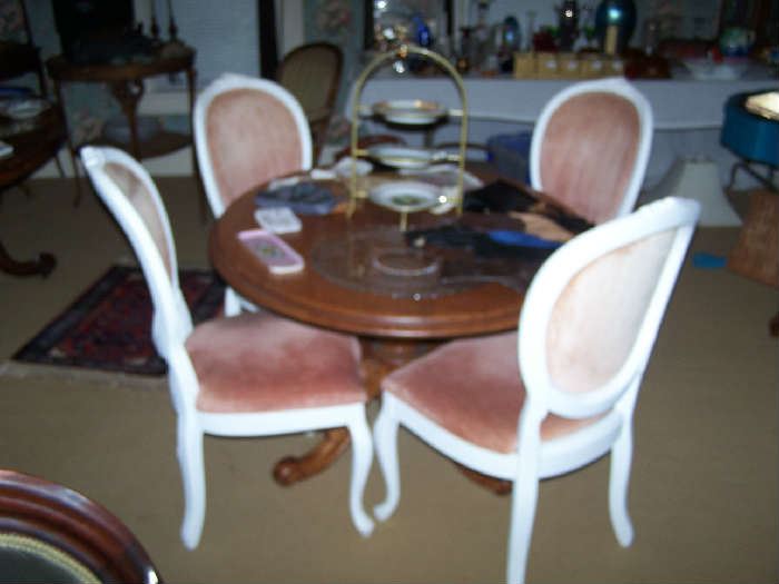 SET OF 4 PAINTED CHAIRS & ENGLISH BREAKFAST TABLE
