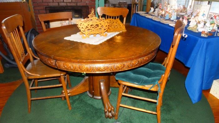 TIGER OAK CLAW FOOT & CARVED APRON 1910 TABLE.
