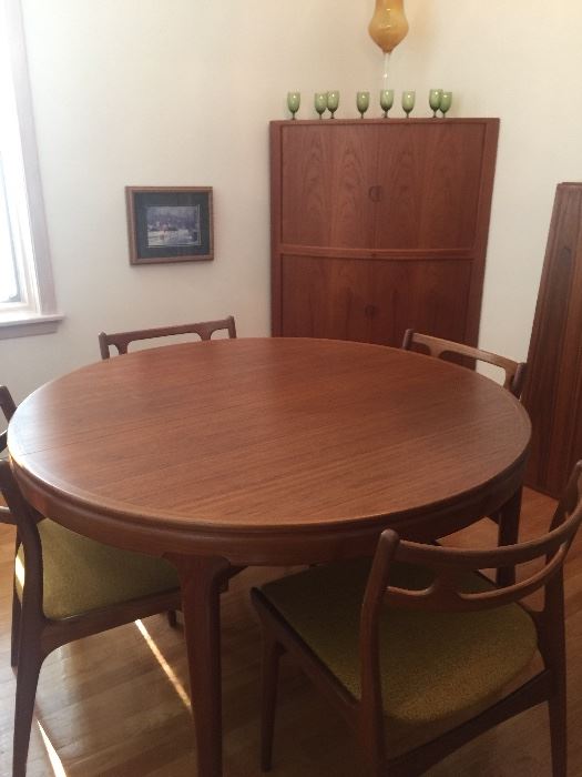  Retro dining table with two leaves and six chairs ...Beautiful condition