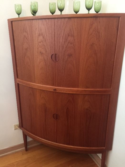  Beautiful retro cabinet with slide out shelf...excellent condition