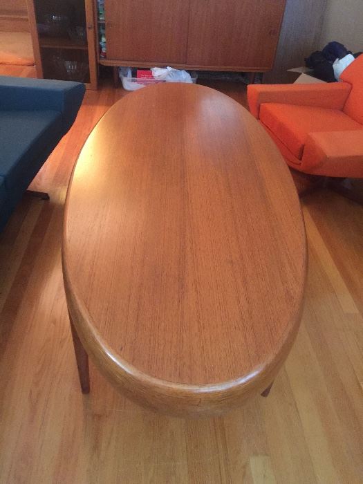 Beautiful retro coffee table with openings for magazines… Excellent condition