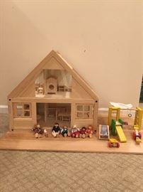 Wooden dollhouse with lots of accessories