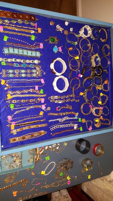 Antique, vintage, art deco, costume jewelry and watches, broaches, coins misc. pieces 
