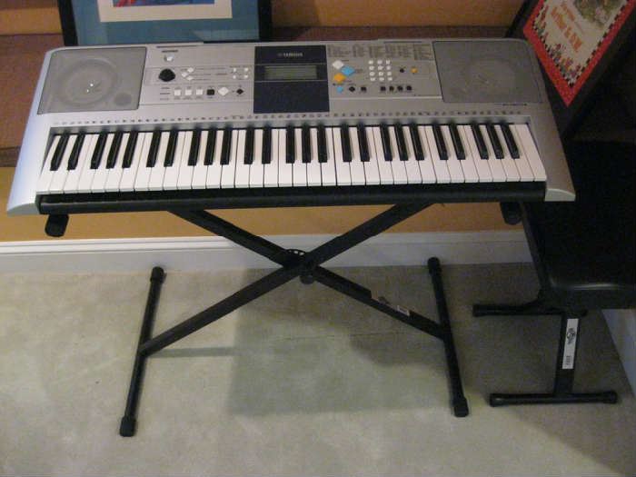 Yamaha E323 keyboard/stand/stool