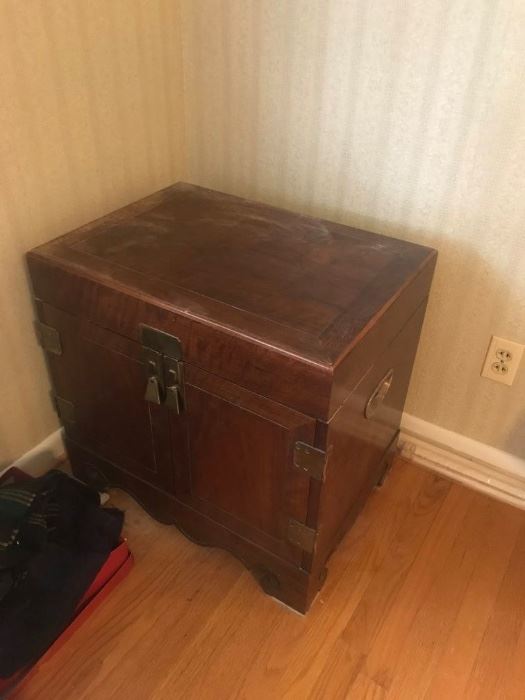#13 trunk look end table w 2 doors 25x18x24 as is $75