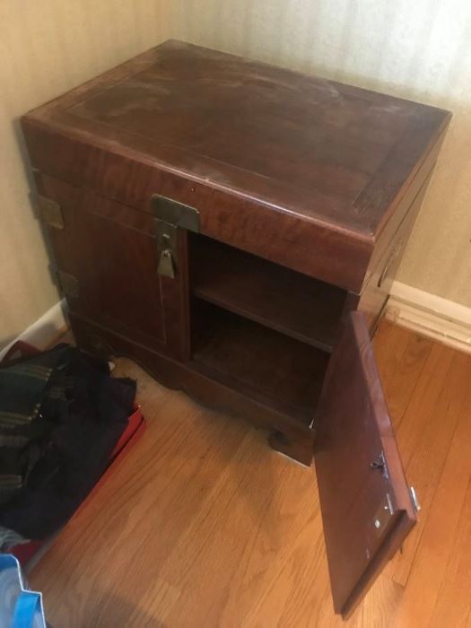 #13 trunk look end table w 2 doors 25x18x24 as is $75