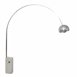 Flos Arco Mid-Century Floor Lamp with Marble Base: A Mid-Century Modern iconic Flos Arco chrome arched floor lamp. This designer lamp features a unique swooping arched neck with a matching dome light fixture. The chrome neck is attached to the marble block base.