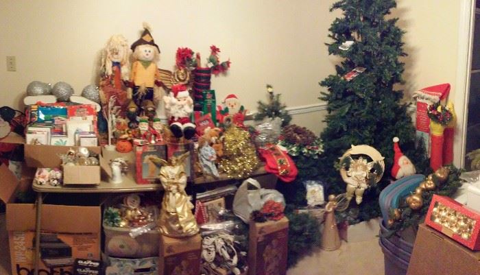 Christmas/Seasonal Decor including a Christmas Tree