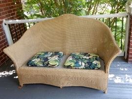 WICKER SETTEE