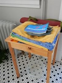 SMALL TABLE WITH DRAWER AND LINENS