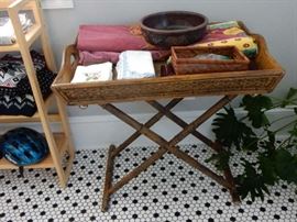 TRAY TABLE ON FOLDING LEGS, LINENS