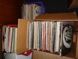 LARGE COLLECTION OF RECORD ALBUMS, 33'S & 45'S