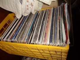 LARGE COLLECTION OF RECORD ALBUMS, 33'S & 45'S