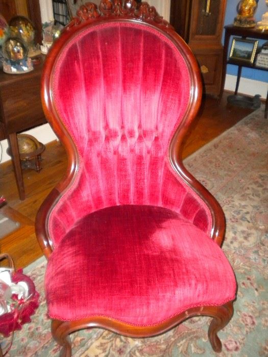 VICTORIAN STYLE UPHOLSTERED SIDE CHAIR