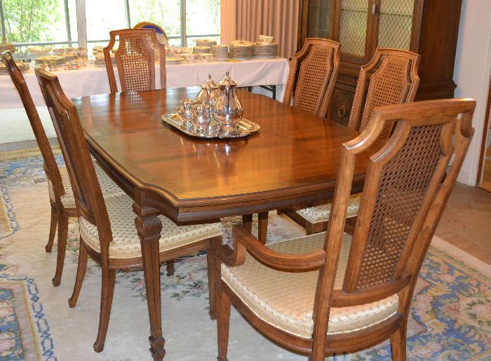 NAME BRAND EXCELLENT CONDTION DINING TABLE PLUS THREE INSERTS NOT SHOWN
