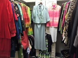 Size Large, 16, 18, and some 1X.  Business, casual, evening, church, every occasion.  If you have a wedding in your future, this is your lucky day!