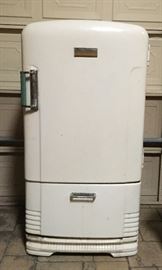 Antique Crosley Shelvader refrigerator. Not working. 