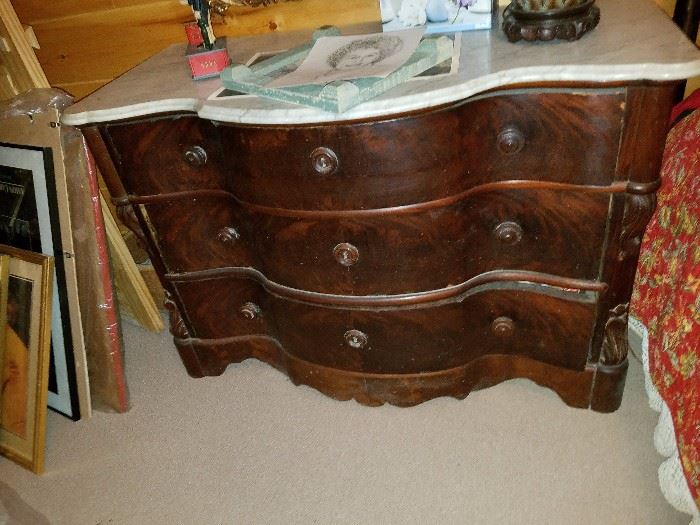 Victorian mahogany serpentine chest of drawers with marble top