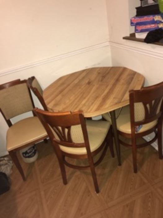 Expanding table with chairs