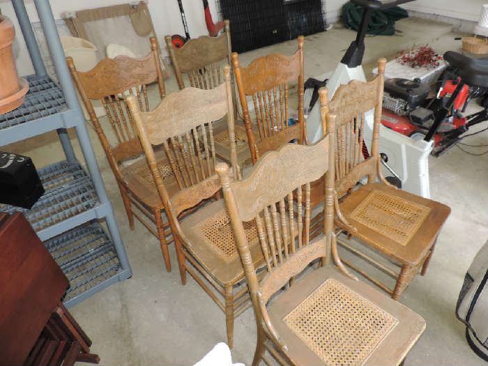 set of 6 oak chairs  / seats asis