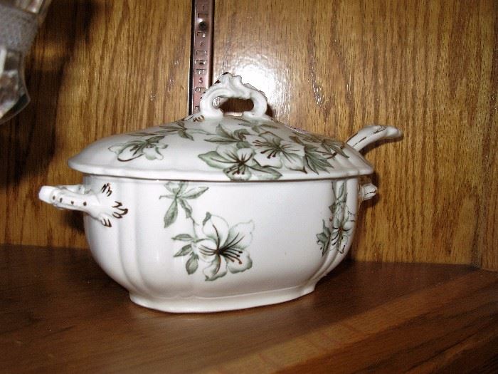 Lidded tureen with ladle