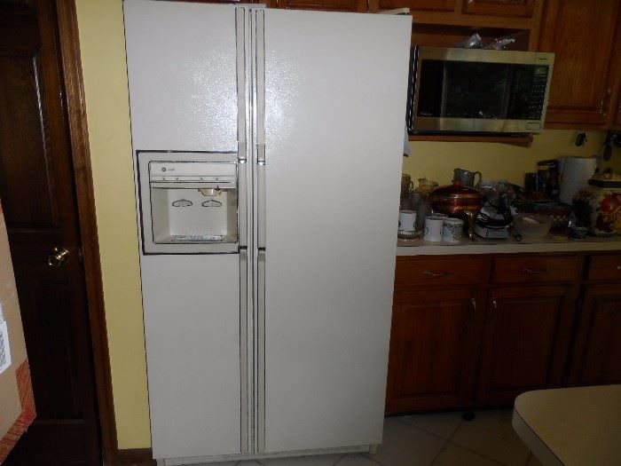GE 27 CuFt refrigerator with working water and Ice dispenser.  (Note, this item can not be picked up until 7/19. see description for details)