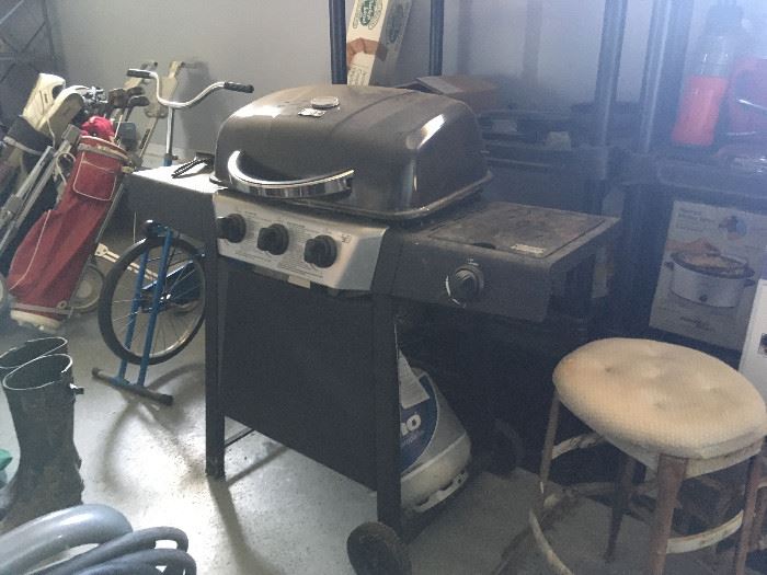 A nice BBQ grill lookin' for some chicken, steaks, or meat of your choice.