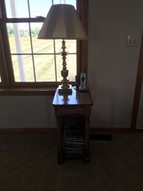 My bad -- rough lighting.  Trust me: this is a very nice end table with a beautiful brass lamp.