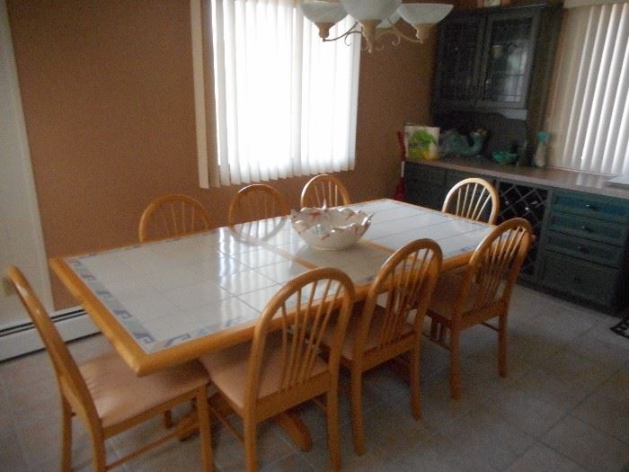 Sturdy dining set for 8, table has one leaf