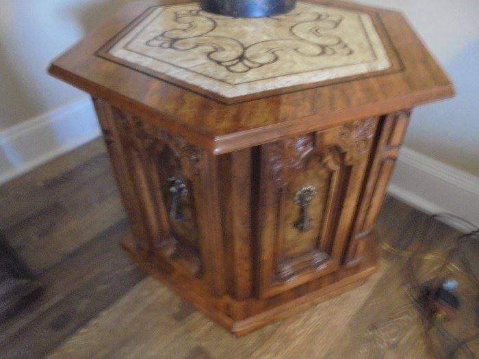 Small end table w/faux marble top