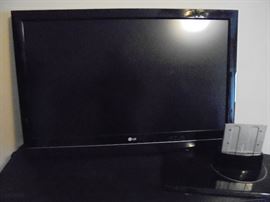 HG flat screen TV w/stand & remote
