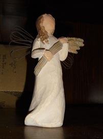 Willow Tree figurines:Angel of Autumn