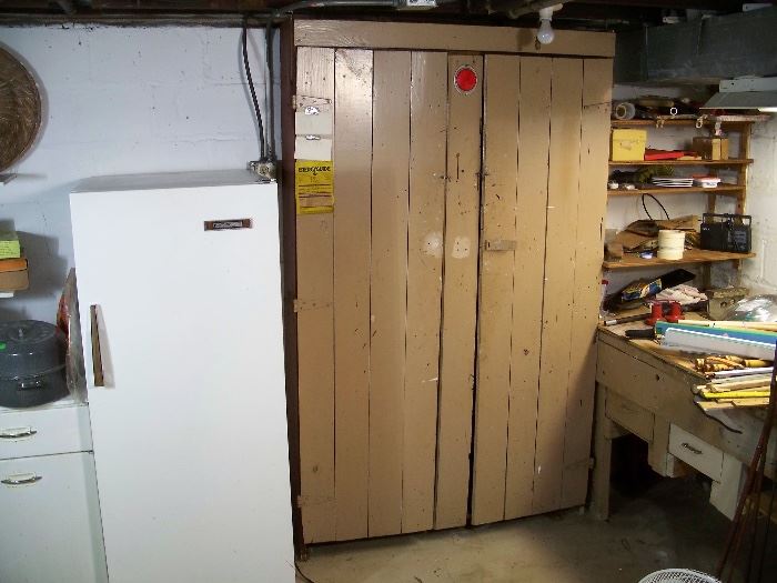 Norge freezer, primitive cabinet