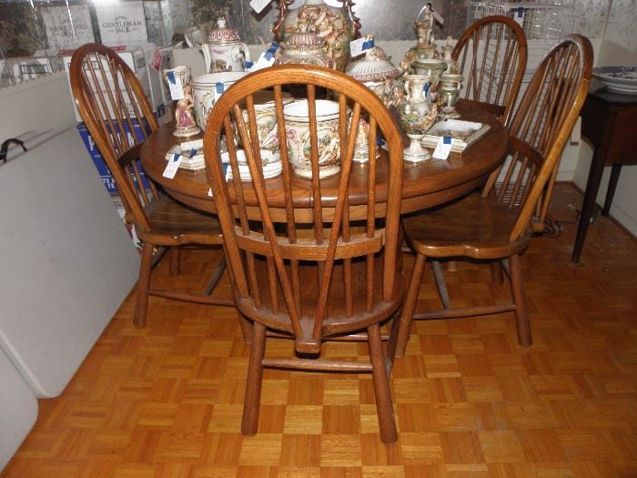 Oak round table with two leaves and six chairs
